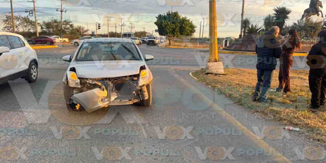Se pasa el semáforo y provoca choque en salida a Soto la Marina