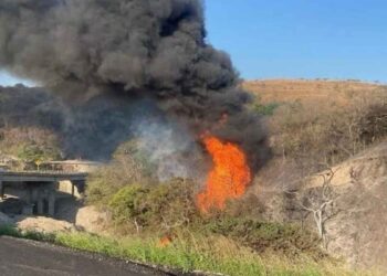 Se registra fuerte explosión en ducto de Pemex en Oaxaca; reportan al menos 3 muertos y 6 lesionados