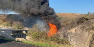 Se registra fuerte explosión en ducto de Pemex en Oaxaca; reportan al menos 3 muertos y 6 lesionados
