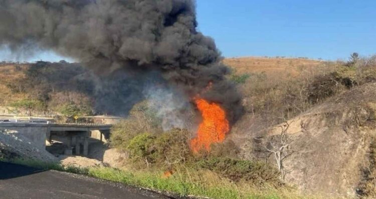 Se registra fuerte explosión en ducto de Pemex en Oaxaca; reportan al menos 3 muertos y 6 lesionados
