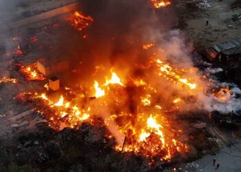 Se registra fuerte incendio al lado norte del arroyo El Obispo en Santa Catarina, Nuevo León