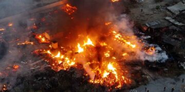 Se registra fuerte incendio al lado norte del arroyo El Obispo en Santa Catarina, Nuevo León