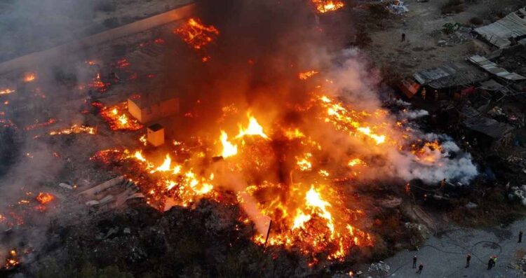 Se registra fuerte incendio al lado norte del arroyo El Obispo en Santa Catarina, Nuevo León