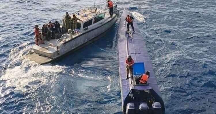 Semar asegura semisumergible con carga ilícita frente a la costa de Manzanillo, Colima