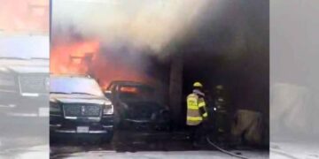 Taller mecánico se incendia en Monterrey, Nuevo León