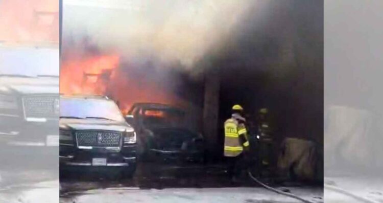 Taller mecánico se incendia en Monterrey, Nuevo León