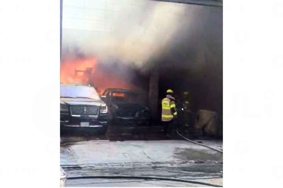 Taller mecánico se incendia y consume varios vehículos en Monterrey, Nuevo León