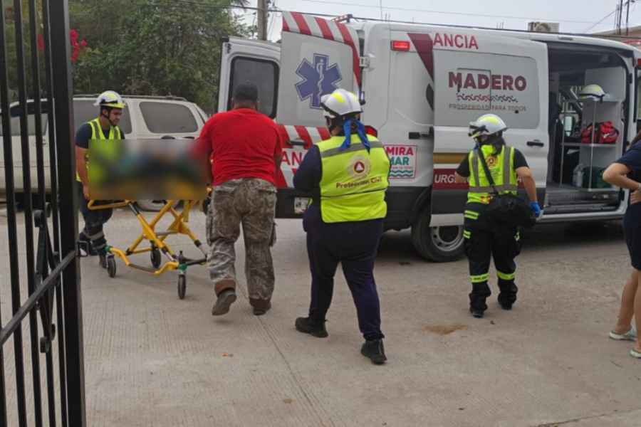 Trabajador queda gravemente herido tras caer del techo de una vivienda en Ciudad Madero, Tamaulipas