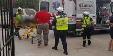 Trabajador queda gravemente herido tras caer del techo de una vivienda en Ciudad Madero, Tamaulipas