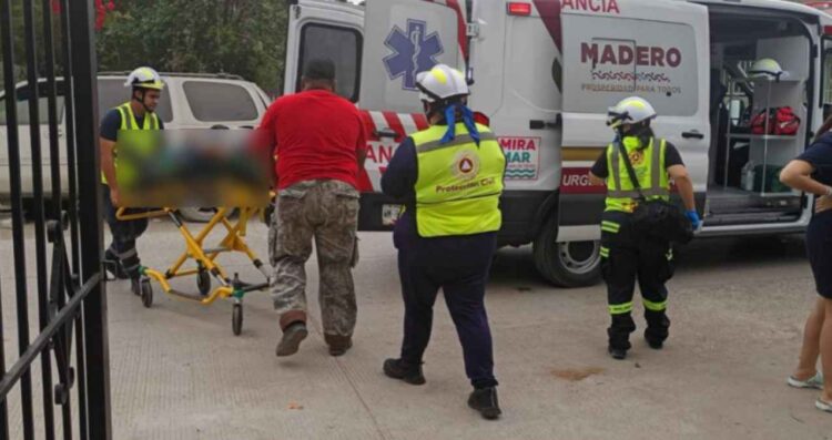 Trabajador queda gravemente herido tras caer del techo de una vivienda en Ciudad Madero, Tamaulipas