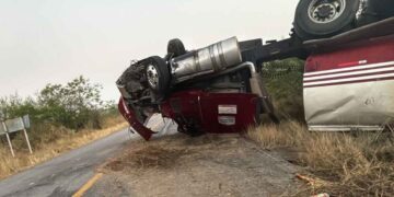 Tráiler vuelca en la Valles a Mante