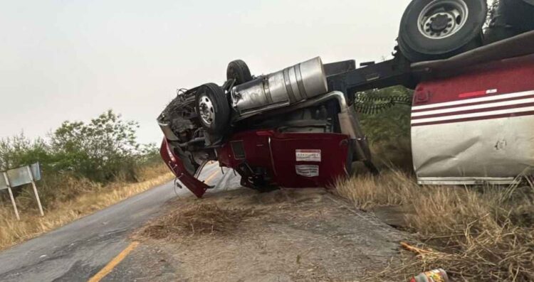 Tráiler vuelca en la Valles a Mante