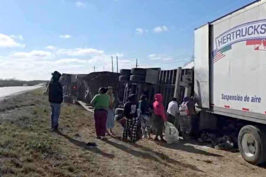 Trailero termina hospitalizado tras volcar en la Carretera Nacional en Montemorelos, NL