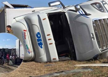 Trailero termina hospitalizado tras volcar en la Carretera Nacional en Montemorelos, NL
