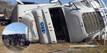 Trailero termina hospitalizado tras volcar en la Carretera Nacional en Montemorelos, NL