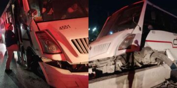 Transporte de personal choca contra muro en la carretera Apodaca-Juárez y deja 7 heridos