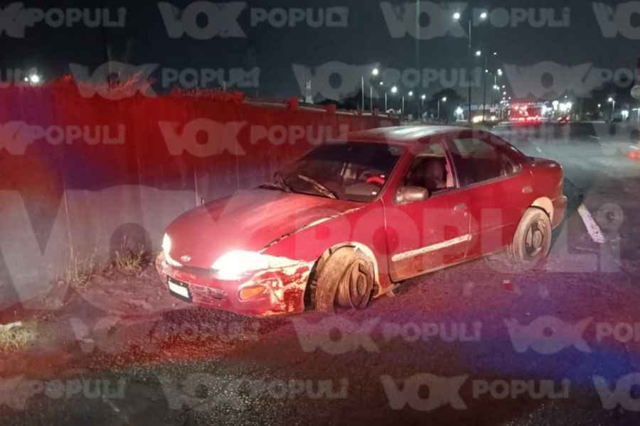 Trasnochador abandona su vehículo tras estrellarse con muro de concreto en Altamira, Tamaulipas