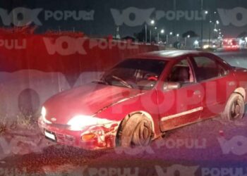 Trasnochador abandona su vehículo tras estrellarse con muro de concreto en Altamira, Tamaulipas
