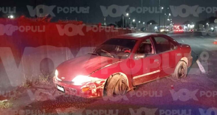 Trasnochador abandona su vehículo tras estrellarse con muro de concreto en Altamira, Tamaulipas