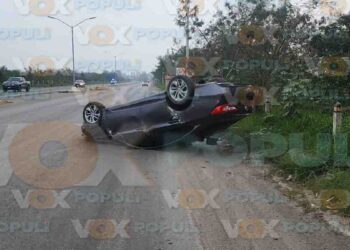 Vehículo vuelca tras chocar contra poste en el Corredor Urbano de Ciudad Madero, Tamaulipas