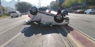 Vuelca auto tras choque múltiple en Avenida Lázaro Cárdenas de Monterrey, NL