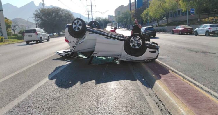 Vuelca auto tras choque múltiple en Avenida Lázaro Cárdenas de Monterrey, NL