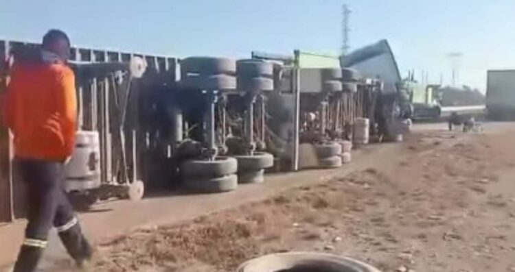 Vuelca mujer en su tráiler y resulta lesionada en Escobedo, Nuevo León