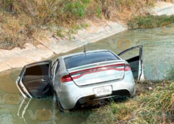 _auto a canal de riego en Reynosa