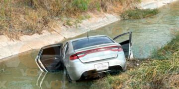 _auto a canal de riego en Reynosa