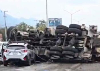 volcadura de camión en Monterrey
