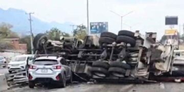 volcadura de camión en Monterrey