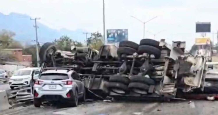 volcadura de camión en Monterrey