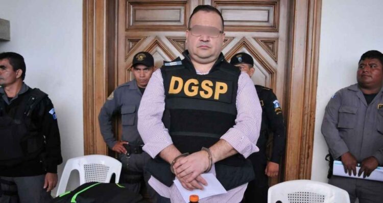 La Fiscalía General de la República busca imputar el delito de peculado a Javier Duarte