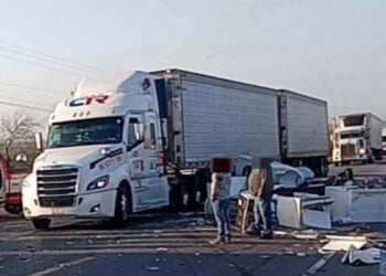 Accidente entre camioneta y tráilers deja 7 heridos en Jimenez, Tamaulipas