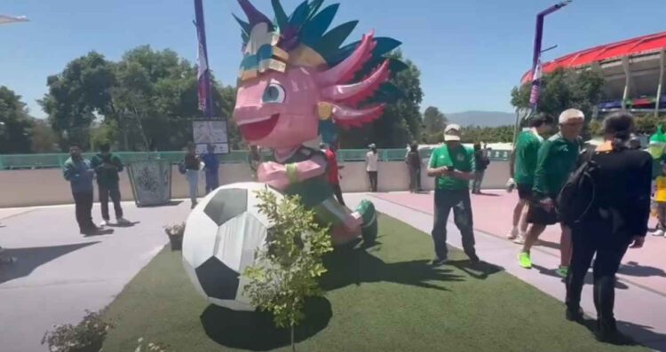 Aficionados arriban al Estadio Banorte previo al encuentro México vs Portugal