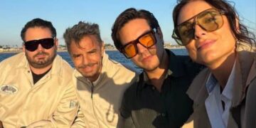 Aislinn Derbez se reúne con su familia en un paseo en yate