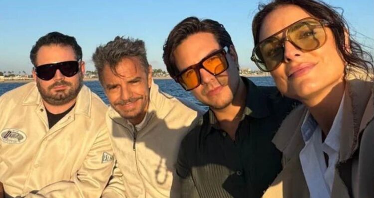 Aislinn Derbez se reúne con su familia en un paseo en yate