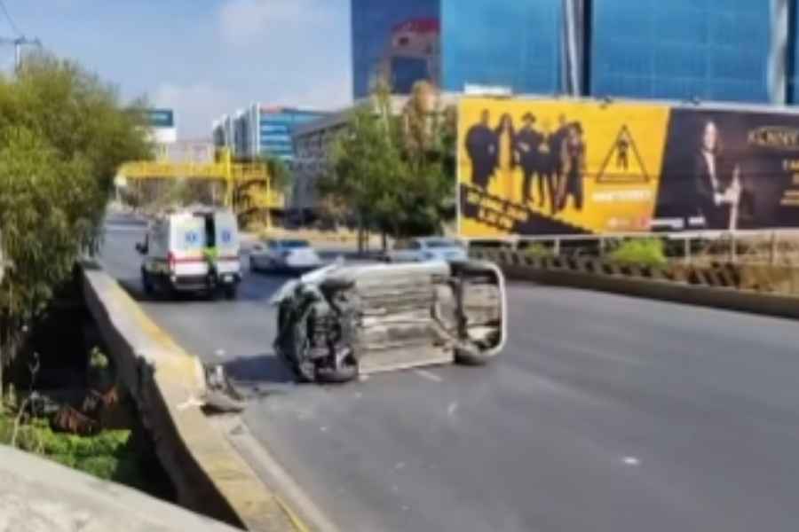 Aparatosa volcadura moviliza a Protección Civil en Monterrey, Nuevo León
