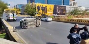 Aparatosa volcadura moviliza a Protección Civil en Monterrey, Nuevo León