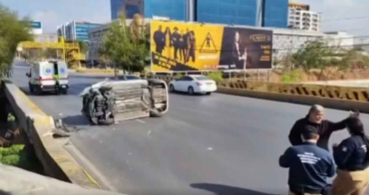 Aparatosa volcadura moviliza a Protección Civil en Monterrey, Nuevo León