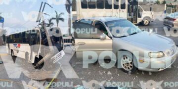 Autobús de transporte industrial se estrella contra poste y automóvil en Altamira, Tamaulipas