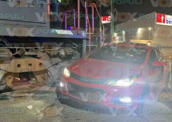 Automovilista intenta ganarle al tren y termina impactado en Altamira, Tamaulipas