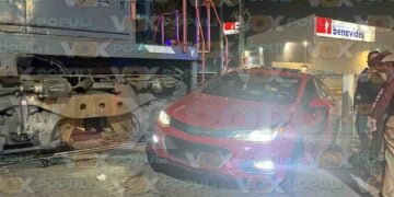 Automovilista intenta ganarle al tren y termina impactado en Altamira, Tamaulipas