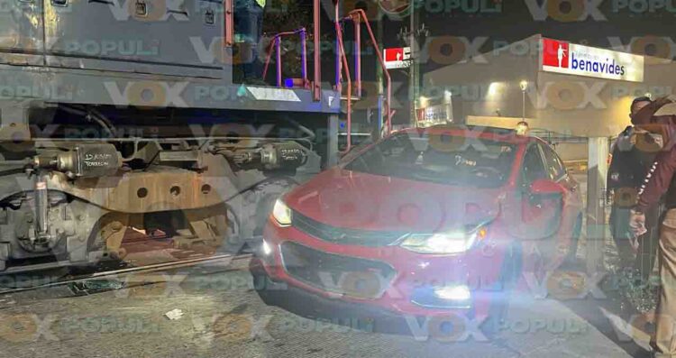 Automovilista intenta ganarle al tren y termina impactado en Altamira, Tamaulipas