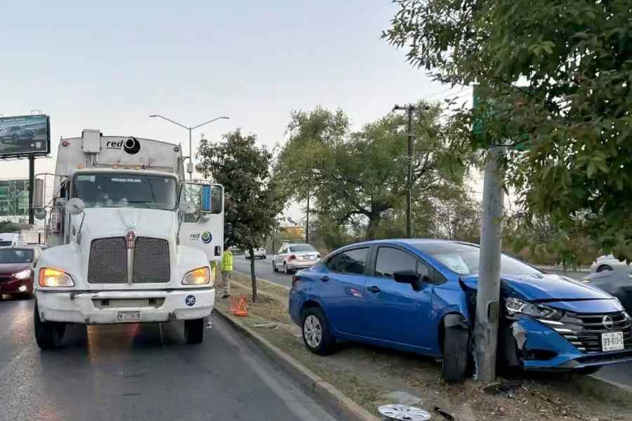 Automovilista se impacta contra camión y luminaria tras cambio de carril en Monterrey, NL