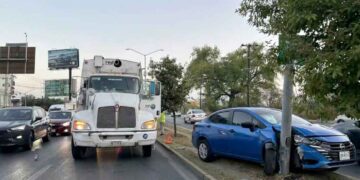 Automovilista se impacta contra camión y luminaria tras cambio de carril en Monterrey, NL