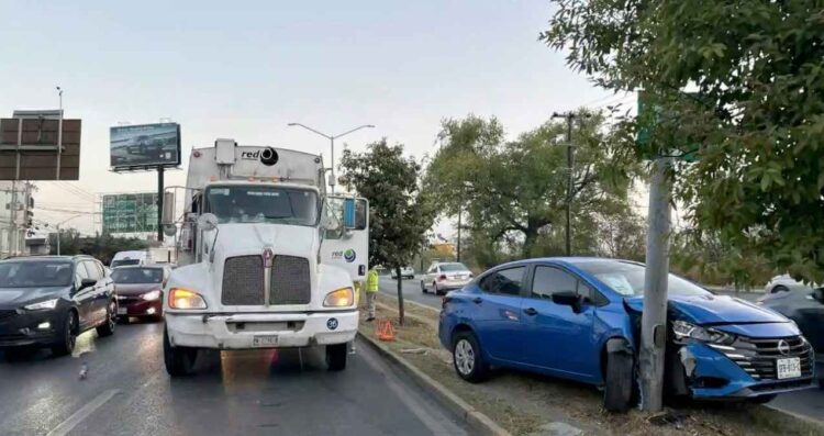 Automovilista se impacta contra camión y luminaria tras cambio de carril en Monterrey, NL