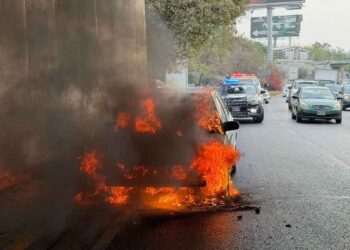 Autoridades atienden incendio de vehículo en la autopista a Reynosa en Guadalupe, NL