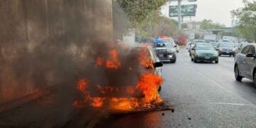Autoridades atienden incendio de vehículo en la autopista a Reynosa en Guadalupe, NL