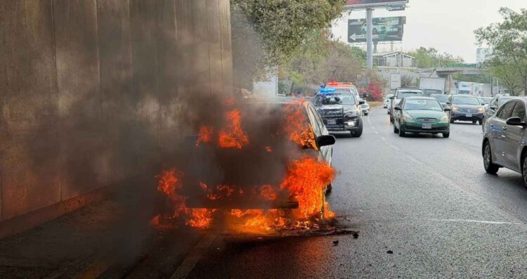 Autoridades atienden incendio de vehículo en la autopista a Reynosa en Guadalupe, NL